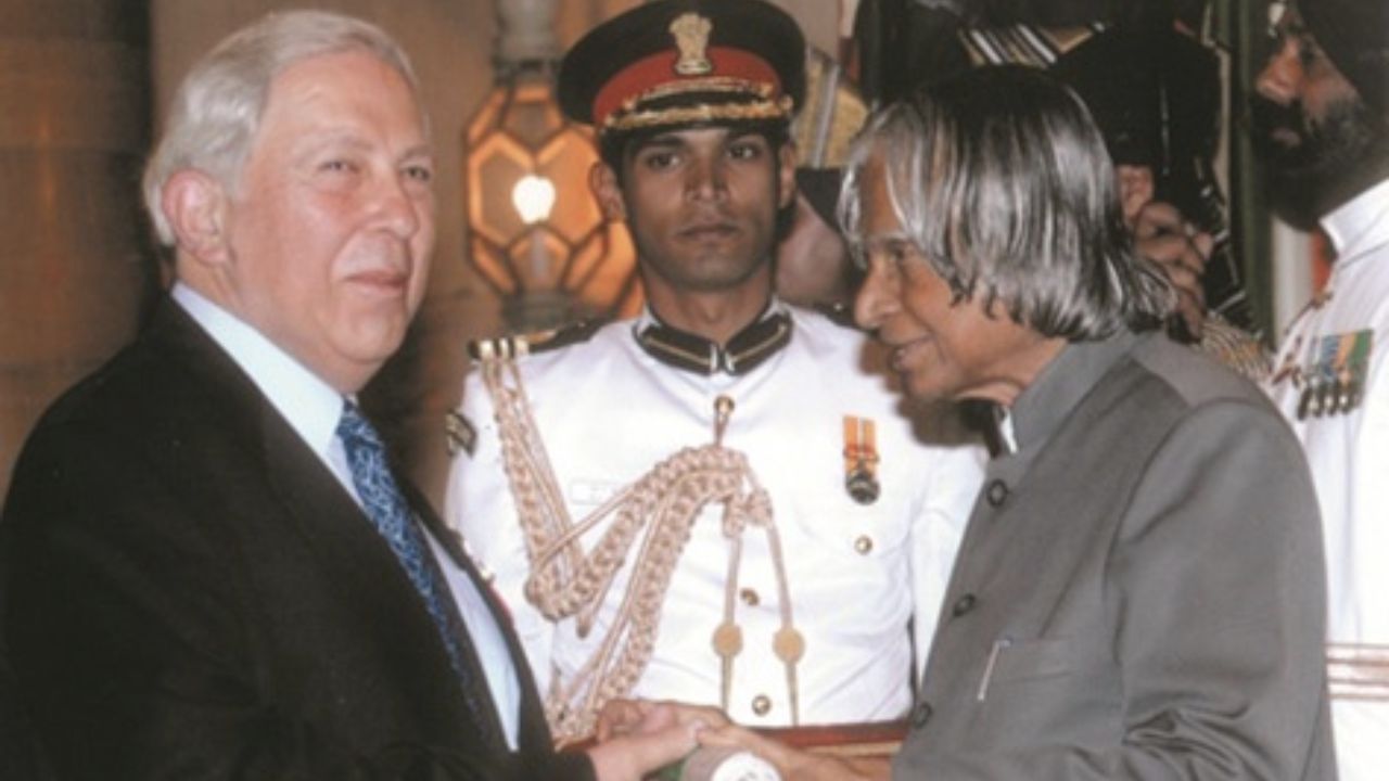 Dr. Yusuf Hamied receiving Padma Bhusann