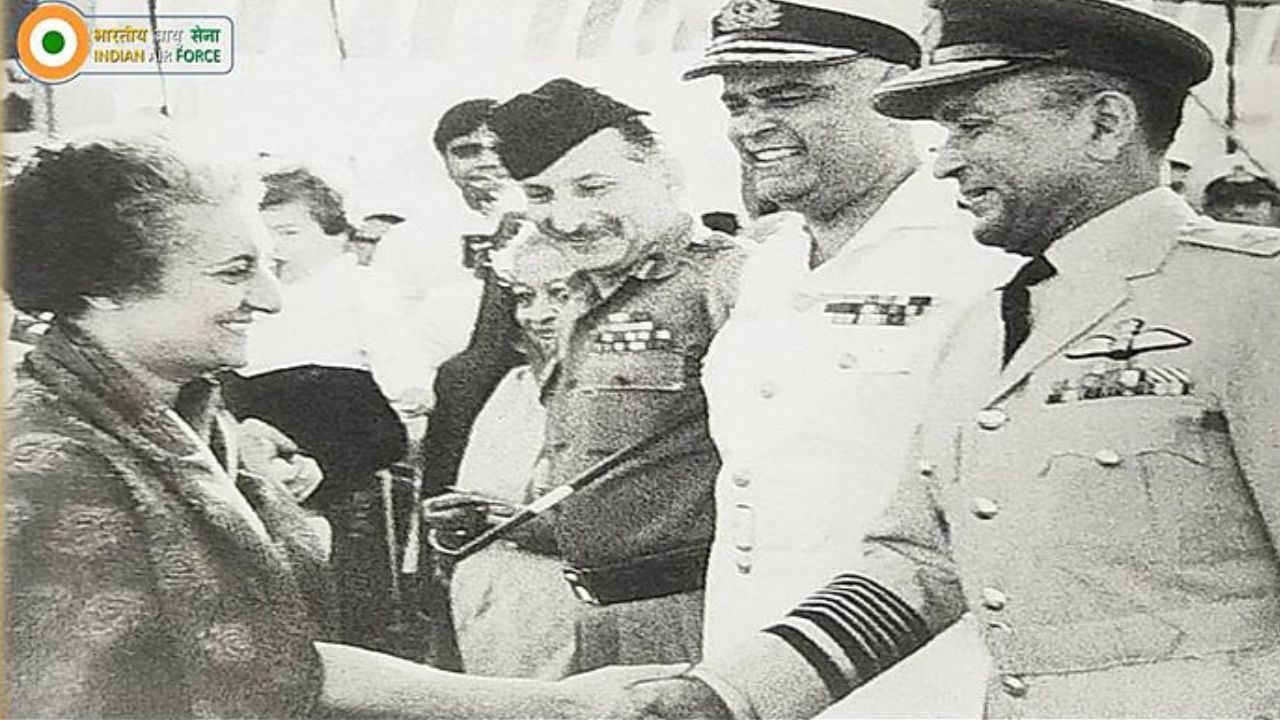 Indira Gandhi with Army Chiefs