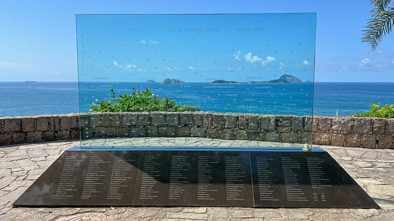 Memorial to the victims of Flight 447