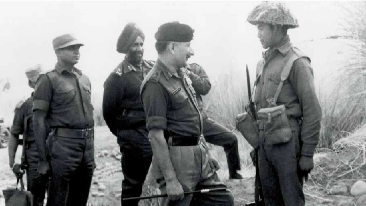 Manekshaw with soldiers from the Gorkha Regiment
