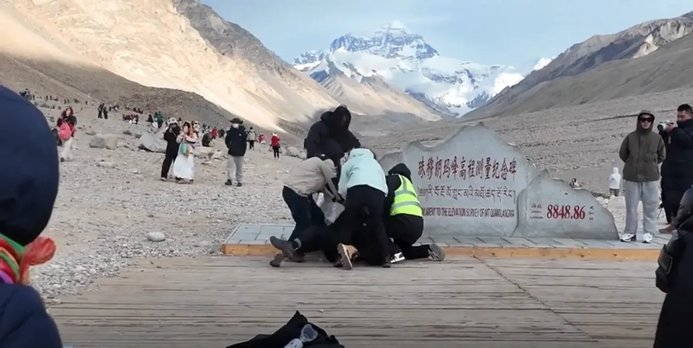 Mount Everest tourists fight