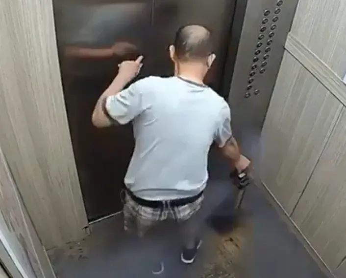 battery got fire in lift and men died due to electromagnetic field: viral video truth