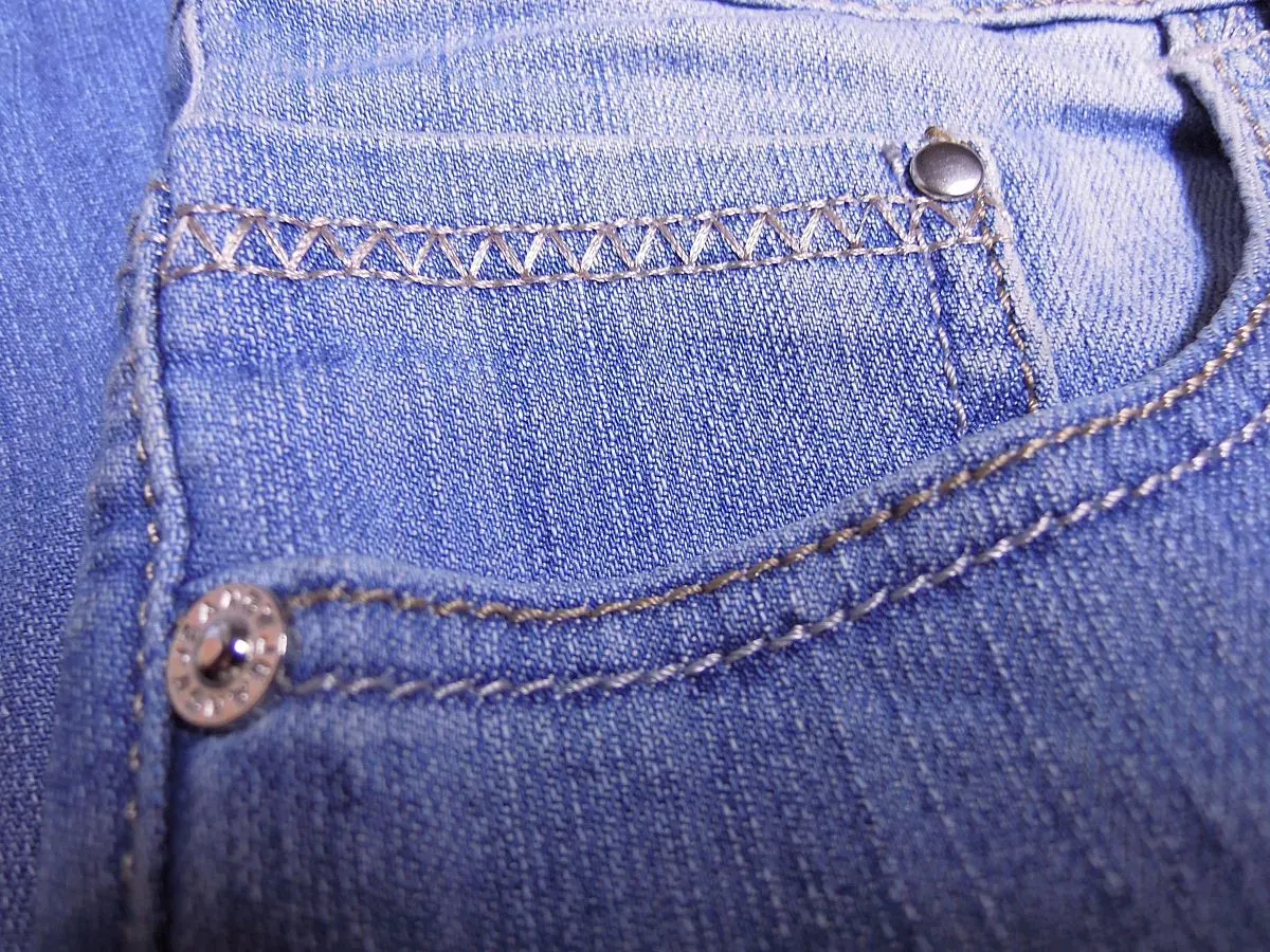 riveated jeans