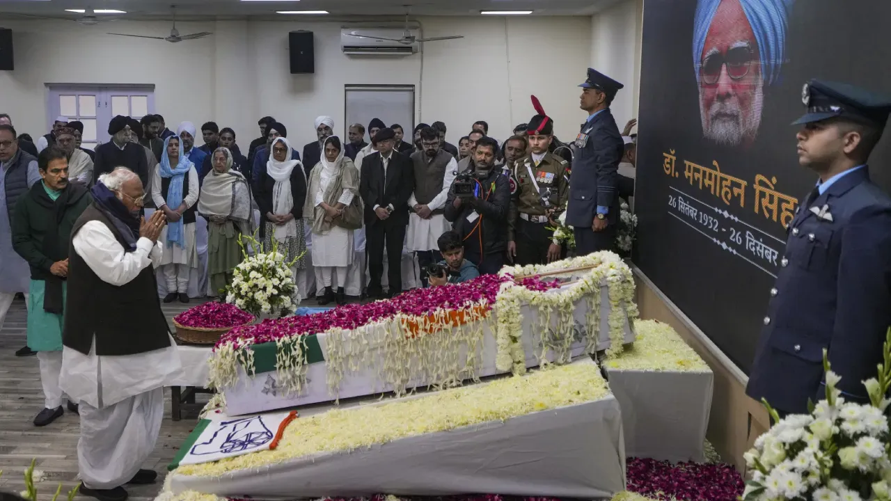 Mallikarjun Kharge Paid Tribute to Manmohan Singh