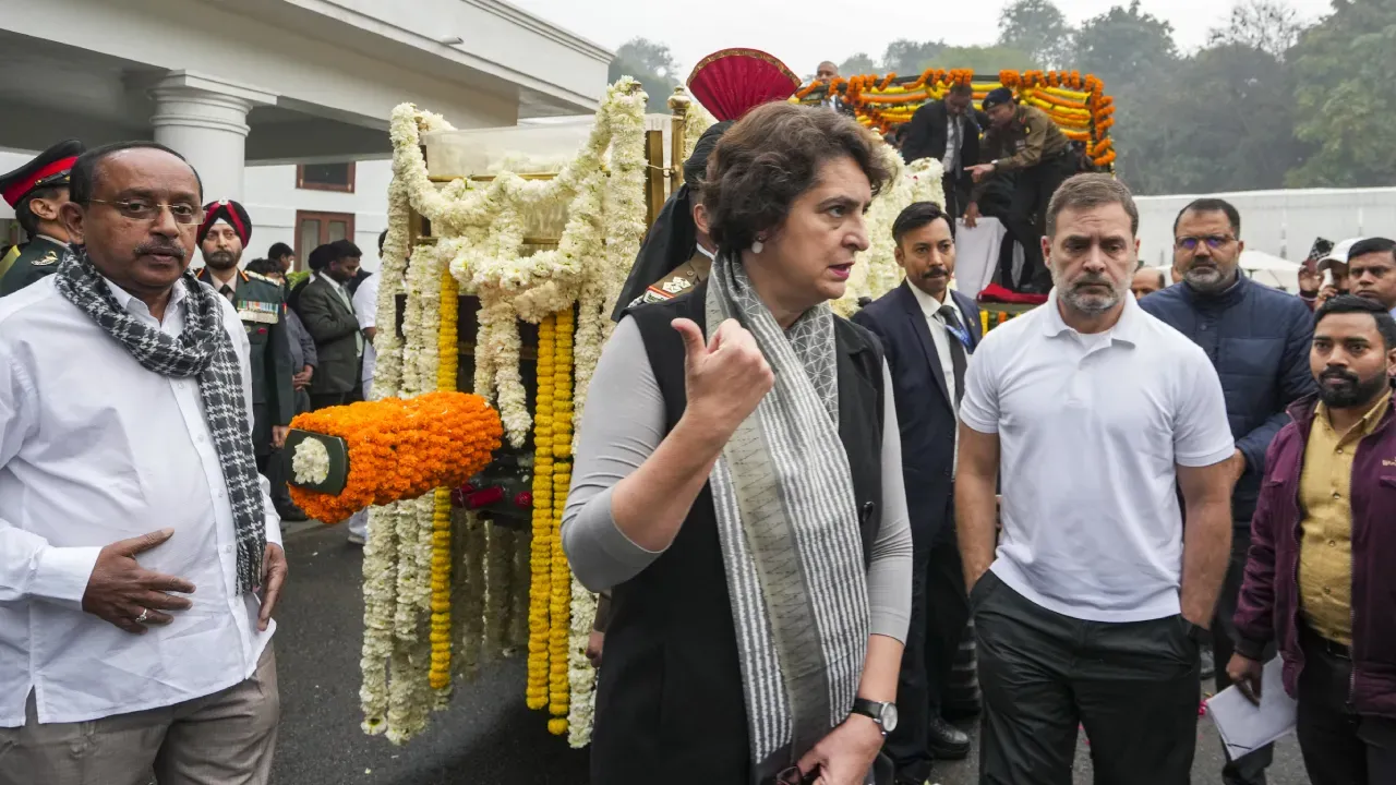 Rahul Gandhi and Priyanka Gandhi Paid Tribute to Manmohan Singh