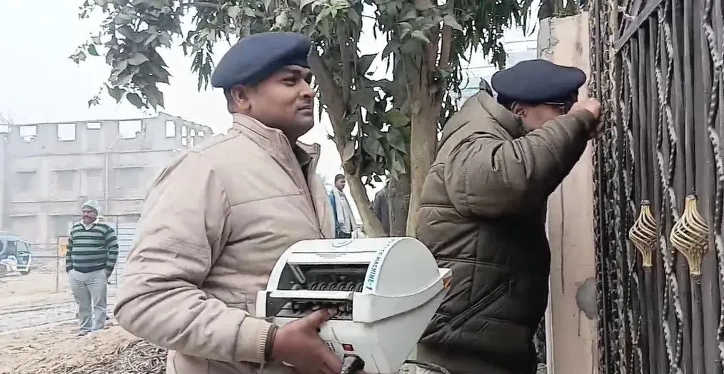 Bettiah vigilance action district education officer house huge cash recovered