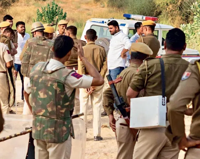 जैसलमेर में प्रदर्शनकारियों के साथ रवींद्र सिंह भाटी