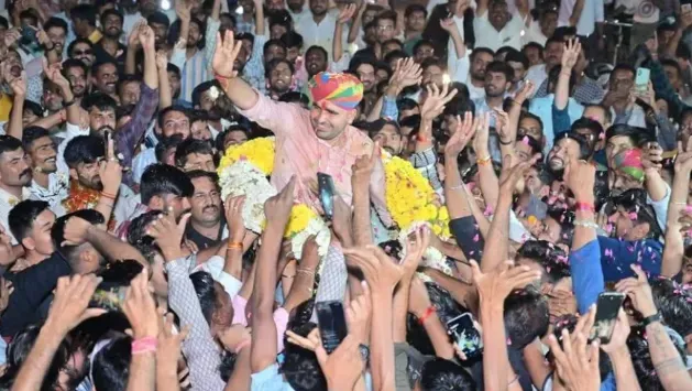 समर्थकों के बीच रवींद्र सिंह भाटी.