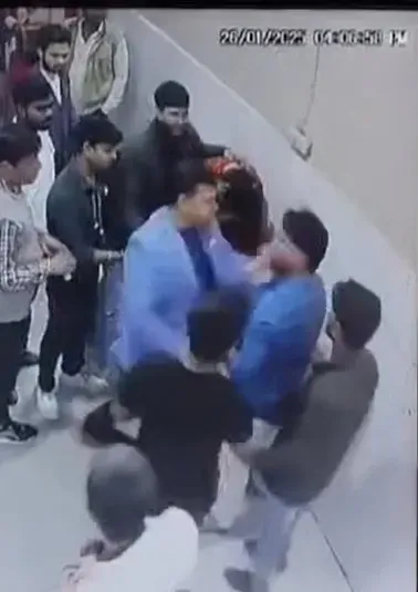 up mainpuri district hospital doctor  watching reels patient died slapped attendant