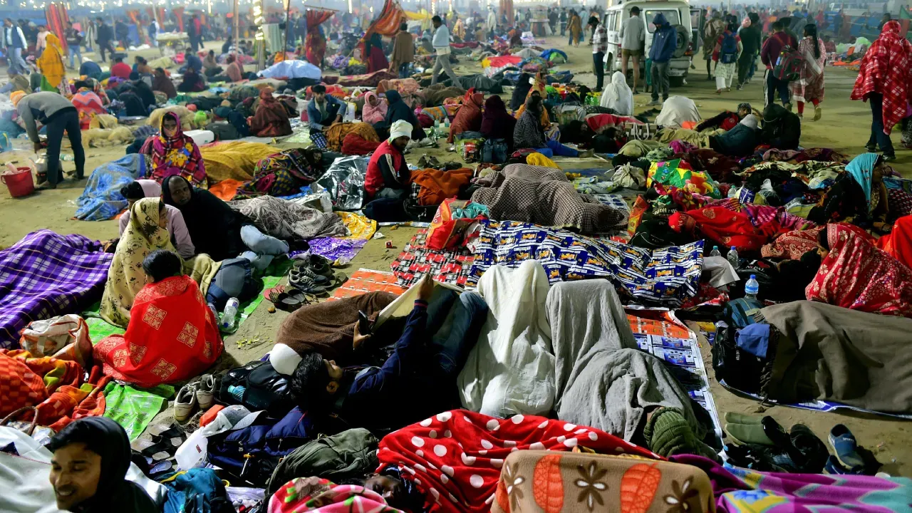 Peoplw Sleeping at Sangam