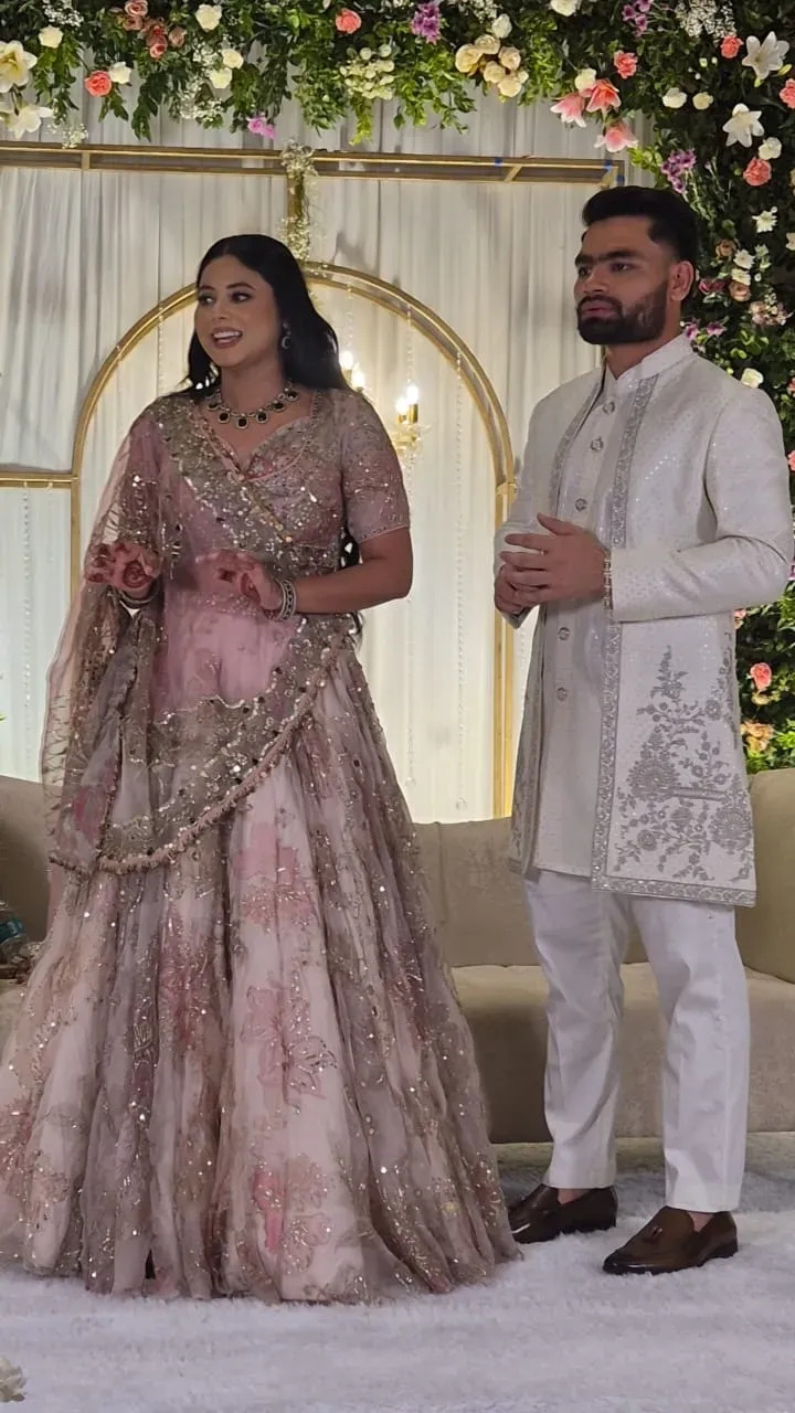 अंगूठी पहनते हुए प्रिया हुईं भावुक.