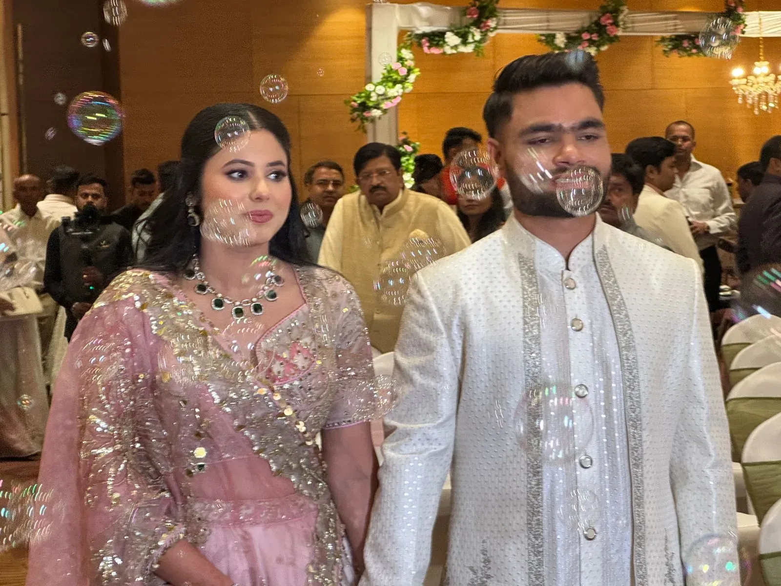 सगाई में कई क्रिकेटर्स भी शामिल हुए.