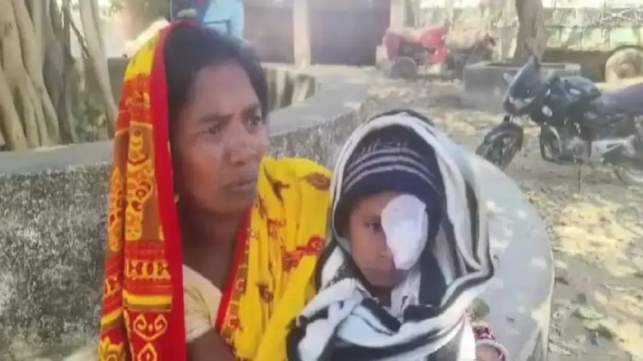 पीड़ित बच्चा और उसकी मां.