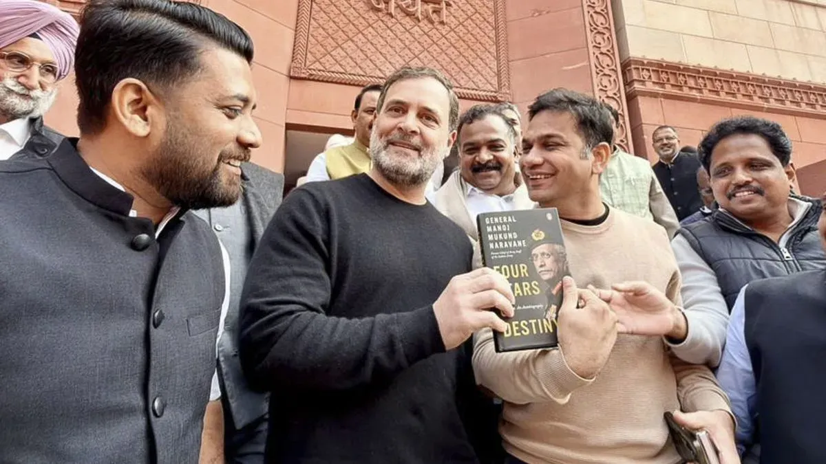 rahul gandhi with mm narvane book