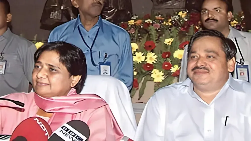 मायावती के साथ नसीमुद्दीन सिद्दीकी. (फाइल फोटो: इंडिया टुडे)