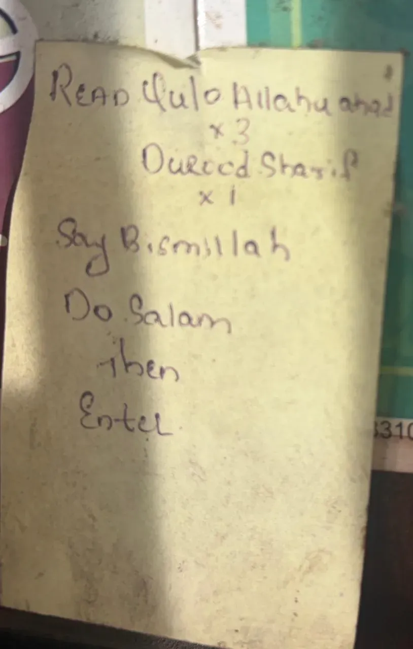 आरोपी के घर के गेट पर लगा पर्चा.