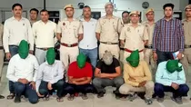 Delhi Police की गिरफ्त में Illegal Kidney Transplant Racket के आरोपी. (फोटो: इंडिया टुडे)