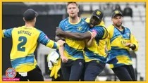 Carlos brathwaite with teammates (Warwickshire Twitter)