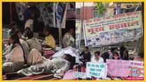 पटना के गर्दनीबाग में हड़ताल पर बैठीं PMCH की नर्सिंग स्टूडेंट्स