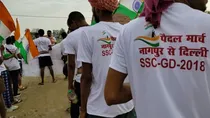 SSC GD अभ्यर्थी पैदल मार्च करते हुए.