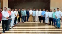 eknath-shinde_with_his_rebel_mlas