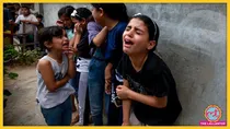 Palestinian children crying at the sound of a bomb (AP)