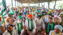 Rakesh Tikait along with farmers in Lakhimpur Kheri