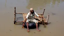 इस बाढ़ की वजह क्या है और राहत को लेकर क्या इंतज़ाम किए जा रहे हैं. (AP)