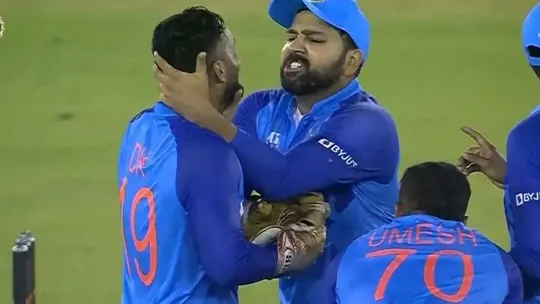 Rohit Sharma, Dinesh Karthik. Photo: Twitter Screenshot