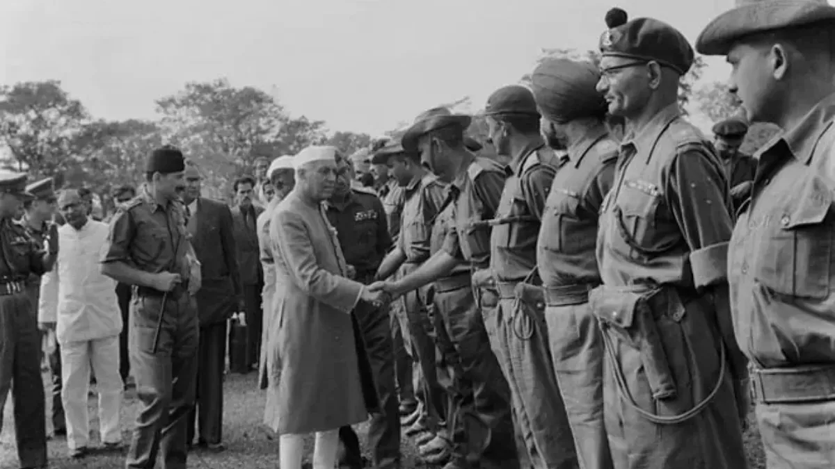 Nehru with indian troops in 1962 India Sino war