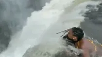 विक्टोरिया फाल के किनारे पर लड़की 