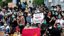 People carry signs against a gang rape that occurred along a highway, during a protest in Karachi, Pakistan September 12. (Photo:Reuters)