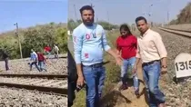 traffic DSP scolds couple doing pre wedding shoot on railway track Gwalior MP