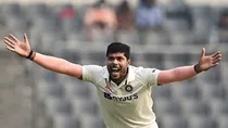 Umesh Yadav bowled Starc becomes 5th bowler to take 100 wickets at home 