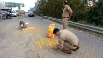 viral video up police inspector collecting scattered pulse on road