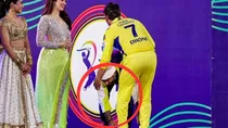Arijit Singh Touched MS Dhoni Feet