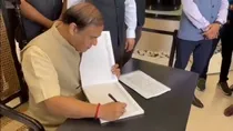 viral video of assam cm himanta biswa sarma copycat rahul gandhi