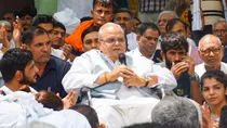 Former J&K governor Satya Pal Malik with protesting wrestlers