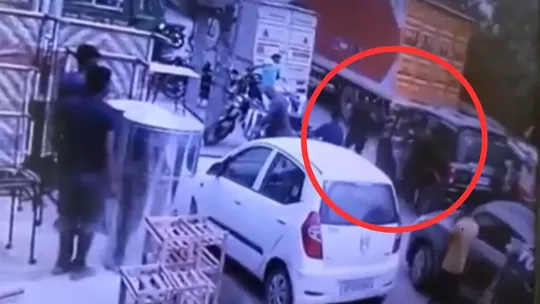 man and his two kids kidnapped in daylight surajpur gautam budh nagar traffic jam saved them