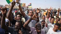 Sudanese demonstrators take to the streets of the capital Khartoum to demand the government's transition to civilian rule in Khartoum. (AP photo)