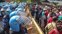 manipur security forces fired tear gas shell on meitei crowd removing army barricade 40 injured 