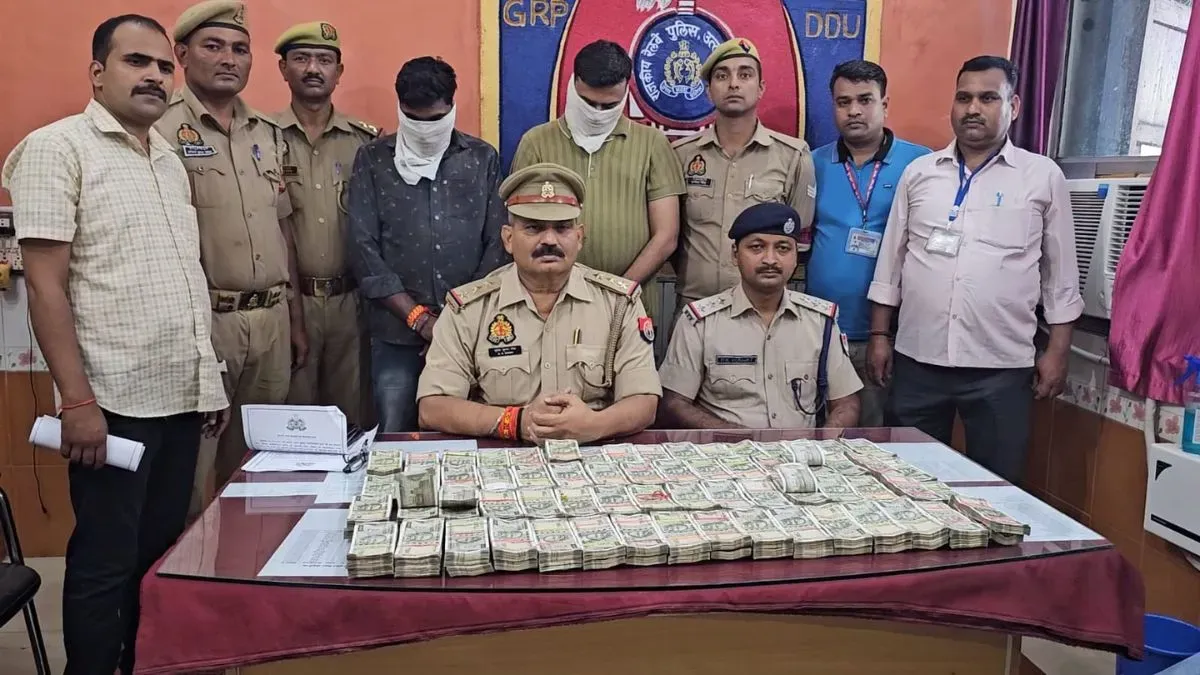 रेलवे स्टेशन पर युवक पिट्ठू बैग के साथ खड़े थे, पुलिस ने खंगाले तो