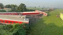 north east express train derailed in buxar bihar four dead many injured in accident 