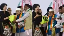 priyanka gandhi indore bouquet video 
