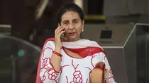 Suspended congress MP Preneet Kaur supports Lok Sabha Ethics Panel report on TMC MP Mahua Moitra in Cash for query case. 