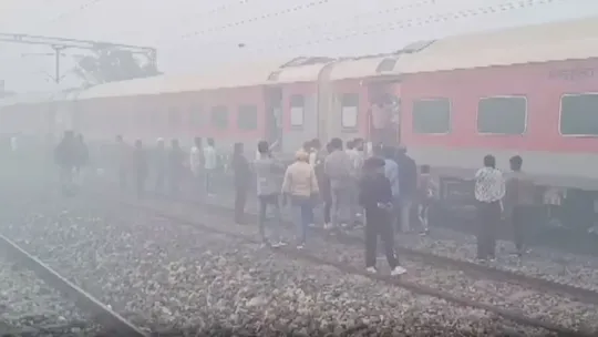 devariya uttarpradesh shahid express stopped due to smoke