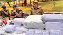 Greater Noida Police busted a gang who used to sell ganja and charas in flipkart packets. 