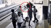 child pune cctv video viral, Pune Metro Viral Video