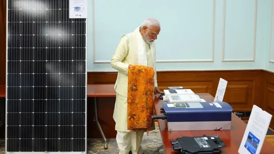 PM Modi and rooftop solar panel