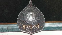 what bharat ratna winner gets along with the medal